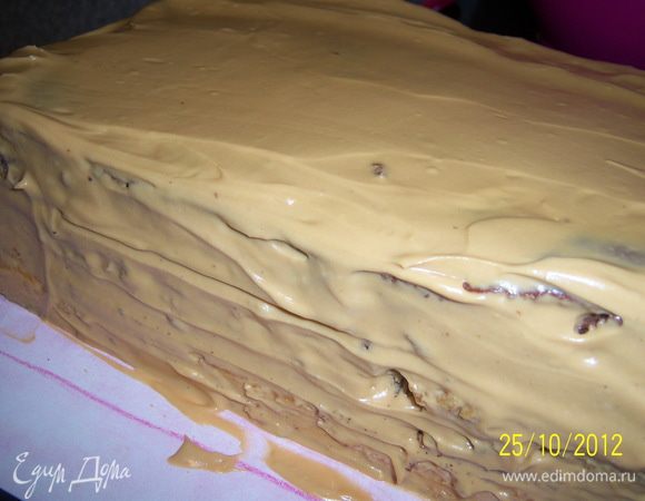 ...смазать торт кремом со всех сторон