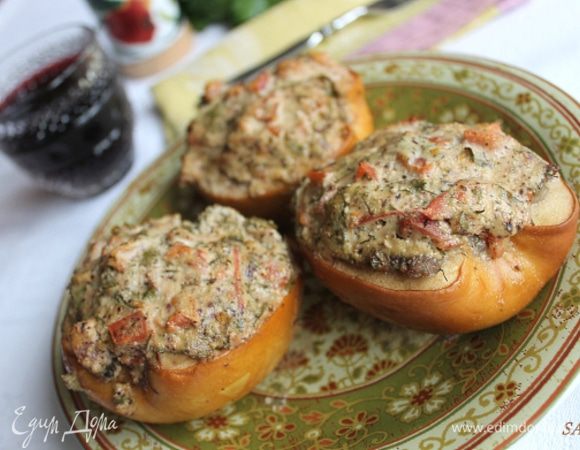 10 мин. прошло - вынимаем айву, выкладываем соус на каждую корзинку. Продолжаем запекать 40-50 мин. Если вы берёте фарш куриный либо свиной, не такой постный, то времени понадобится меньше, минут 30-40. Готовность айвы выявляем, проколов её ножом. Входит легко - значит готово. Подаём блюдо с бокалом красного сухого вина. Приятного аппетита!
