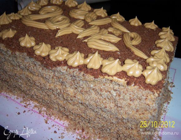 шоколадной крошкой обсыпала верх торта, остальной - бока, а оставшимся кремом я попыталась нанести название торта и по краю сделала цветочки с помощью кондитерского шприца. 
