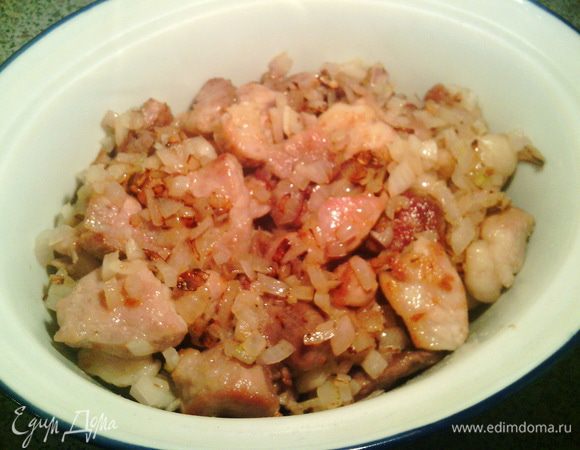 На дно посуды выложите мясо с луком, посолите, поперчите.