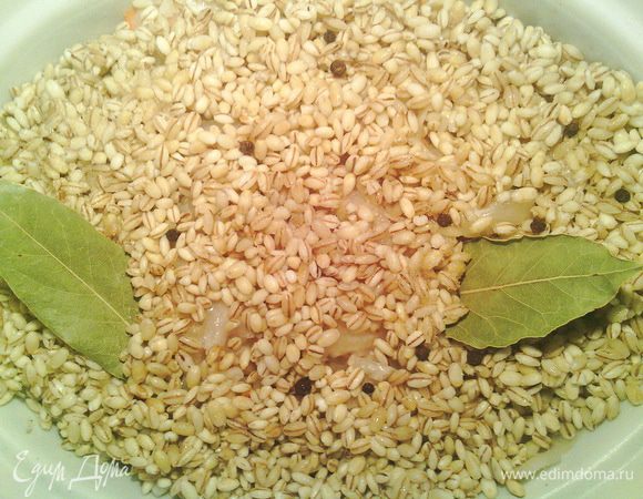 Откиньте перловую крупу на сито.<br />
Насыпьте верхний слой из перловой крупы.