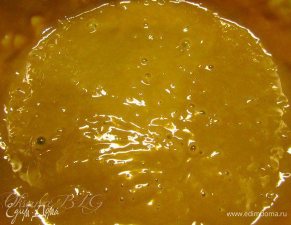 Яйца и сгущенное молоко взбейте.