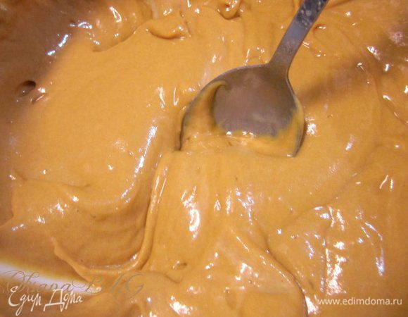 Добавьте муку и разрыхитель.