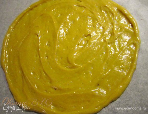 Подготовьте лист пергаментной бумаги, нарисуйте круг (20–22 см), немного смажьте растительным маслом. Выложите 1–2 ст. л. теста, равномерно распределите по назначенному кругу.