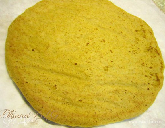 Выпекайте в разогретой духовке (180°C) 5 минут до светло-золотистого цвета. Коржи получаются карамельного цвета.