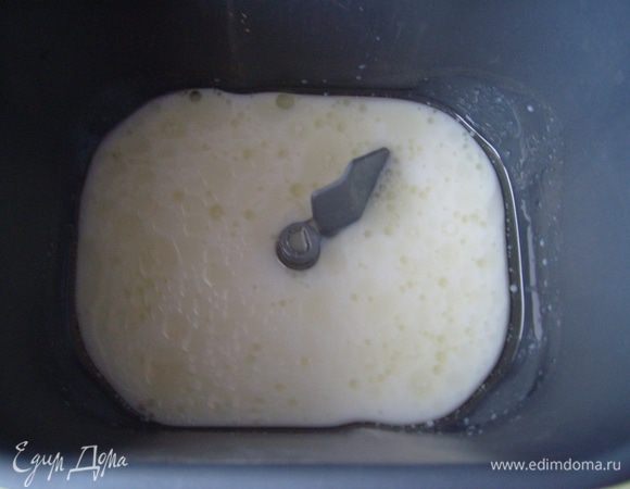 В ведерко для хлебопечки добавить воду, молоко, масло и мед.