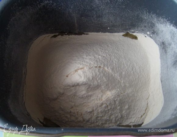 Просеять горкой муку.