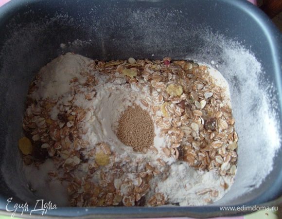 Добавить мюсли, соль и дрожжи.
