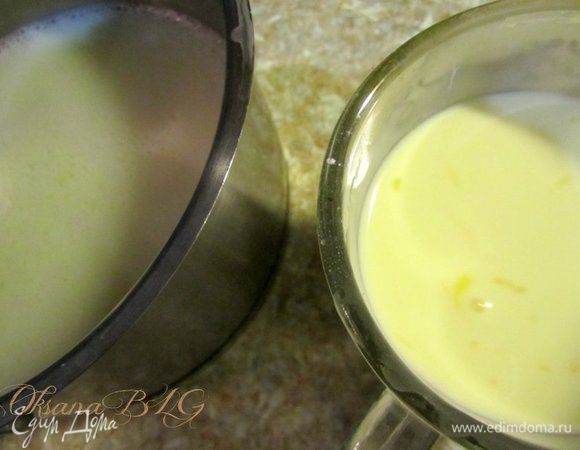Приготовьте крем. 400 мл молока и сахар доведите до кипения. Яйца немного взбейте, аккуратно введите крахмал, добавьте 100 мл молока. Молоко снимите с огня, введите яичную массу, перемешайте. Поставьте на слабый огонь.