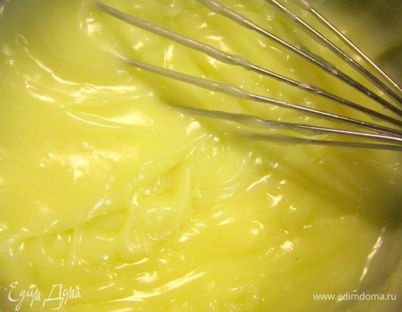 Постоянно помешивая, варите до закипания. После закипания держите на огне 4–5 минут. Снимите с огня.