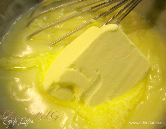 Добавьте 100 г сливочного масла. Перемешайте. Охладите крем.