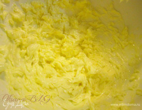 Оставшееся масло (комнатной температуры) взбейте.