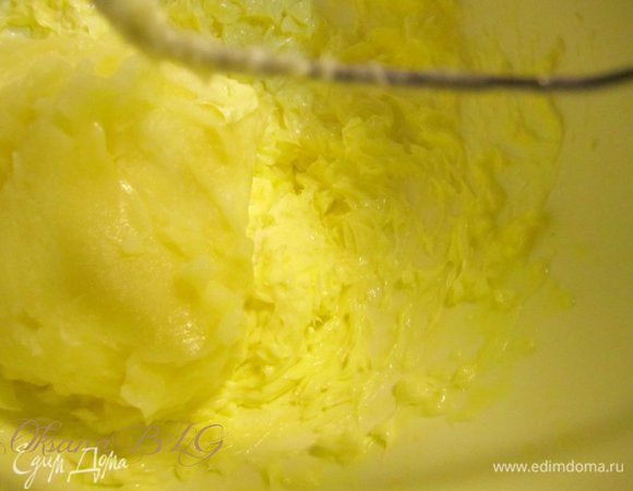 По ложке добавьте крем.