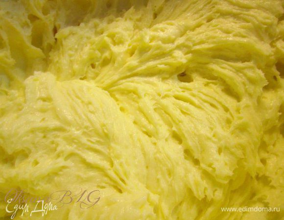 Взбивая, введите весь крем.