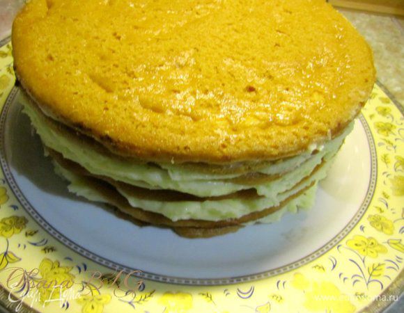 Поставьте торт в холодильник на 2–3 часа. После охлаждения переверните на блюдо. По желанию можно украсить.