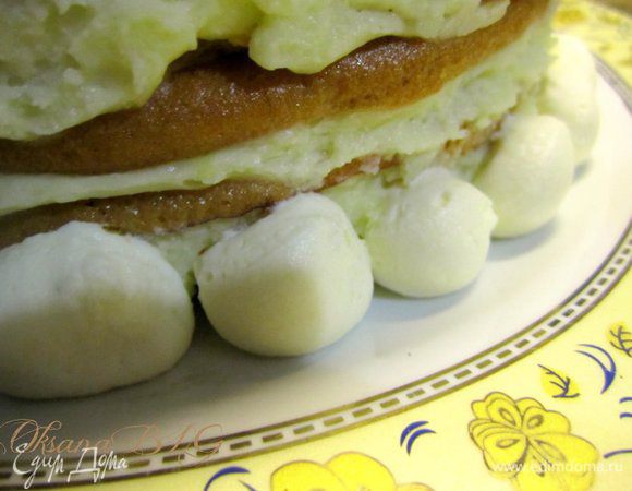 В моем варианте торт украшен взбитыми сливками.