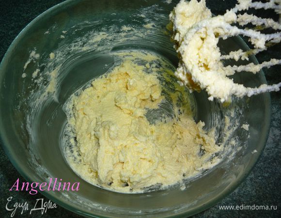 Размягченное сливочное масло взбить с сахаром, добавив в него ванильный сахар.