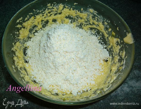 Добавить перетертый творог. Перемешать все до однородности.