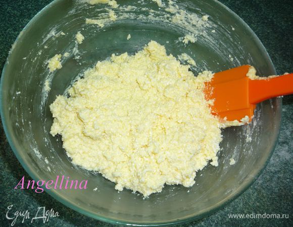 Понемногу всыпать муку с разрыхлителем, перемешивать лопаткой. В зависимости от ингредиентов (у всех разный творог, разная мука, яйца) муки может понадобиться больше или меньше указанного.
