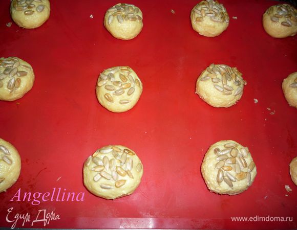 Поверх печенья можно уложить семечки, орехи, мелко порезанные сухофрукты, слегка вдавив их в тесто. Выпекать в разогретой до 180 градусов духовке минут 25 - 30. 