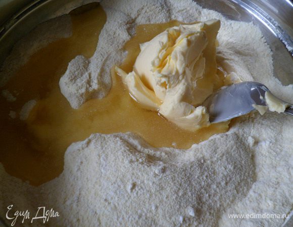 Смешать в миске манку, просеянную муку, сливочное масло, растительное масло, руками хорошо перемешать, накрыть пленкой и оставить на сутки (это долго,я оставляла на ночь), в процессе несколько раз перемешивать тесто.