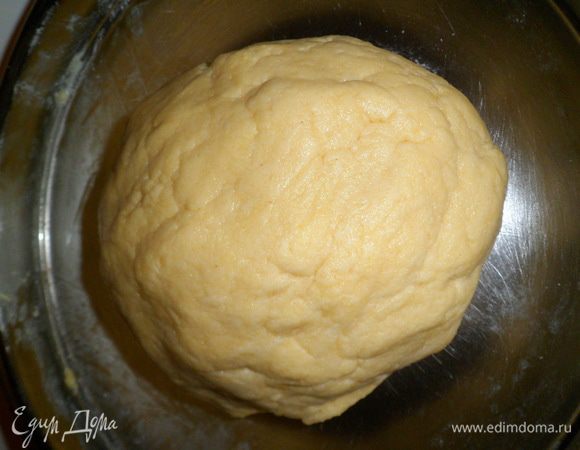 Тесто должно немножко подрасти и стать воздушным.