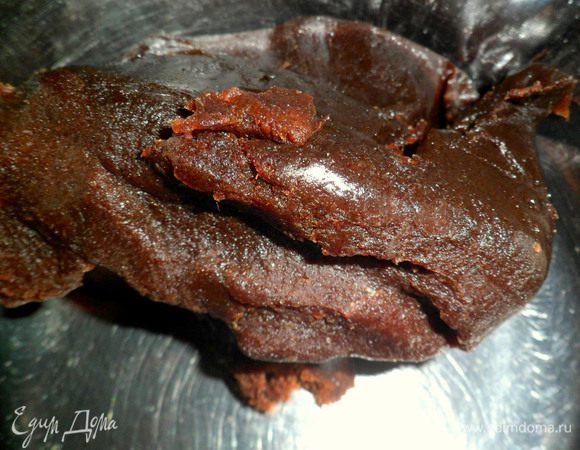 Берем финиковую пасту, добавляем немножко масла растительного (без запаха) и флердоранжевую или розовую воду. Затем все хорошо вымешиваем. Если у вас нет финиковой пасты, то можно финики перекрутить через мясорубку (не вздумайте в блендере). Добавить в финики оливковое масло,ароматизатор и перемешать. Руками сформировать небольшие шарики.