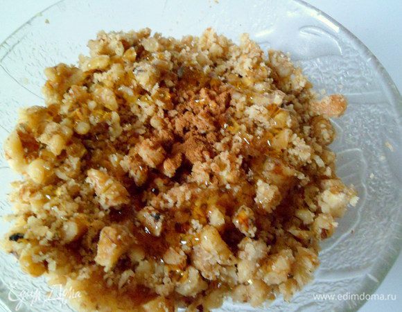 Для ореховой начинки измельчаем грецкие орехи, добавляем немножко корицы и меда,перемешиваем.