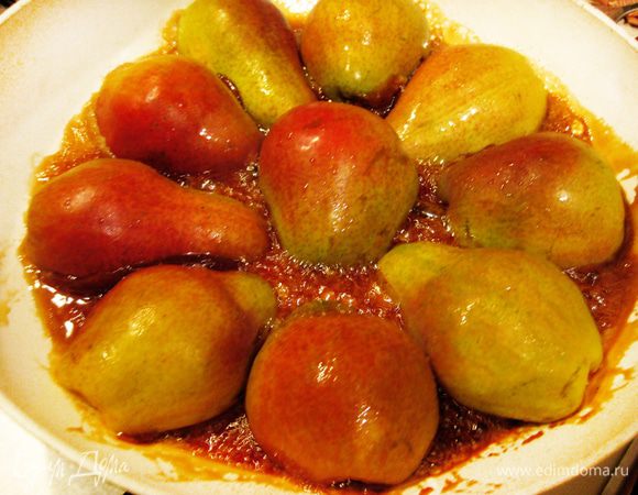 Разогреть сковороду, всыпать 150 г сахара и растопить его.
Положить груши в сковороду и закарамелизировать с обеих сторон. 
Добавить коньяк и еще прогреть в течение 3 мин., пока не выпарится жидкость. 