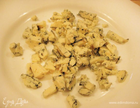 Раскрошить горгонзолу. 