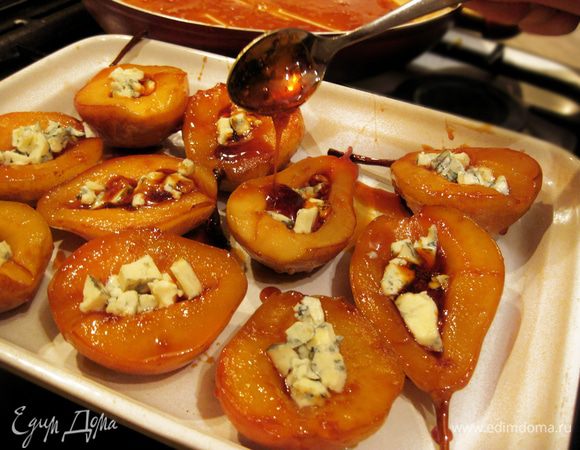 Форму смазать сливочным маслом, уложить в неё груши. 
Горгонзолу положить в серединку груш. Сверху груши полить карамелью. 