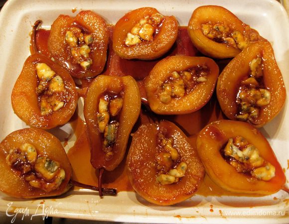 Запечь груши в разогретой до 200 г духовке в течение 10 мин.