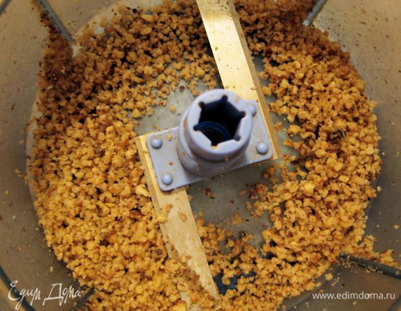 Тем времением приготовить мороженое.
Измельчить орехи и добавить сахар и ваниль.