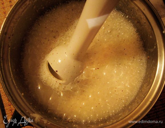 Добавить яйцо и взбить смесь до ее подъема.
Затем, добавить молоко, сливки и все хорошо перемешать.
