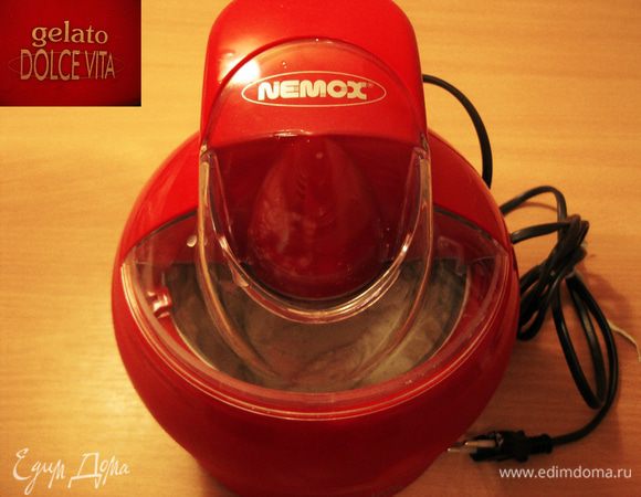 Перелить в бачок мороженицы и готовить в течение 20-30 мин.