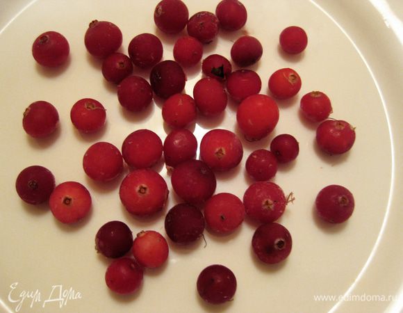 Разморозить клюкву.