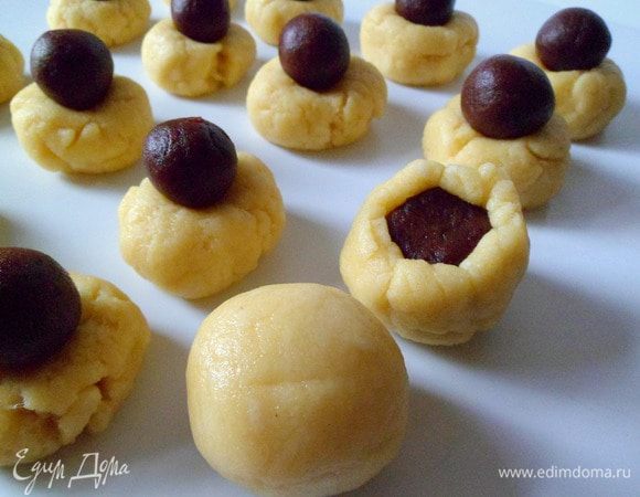 Собрать тесто к середине, чтобы получился шарик, но уже из теста.