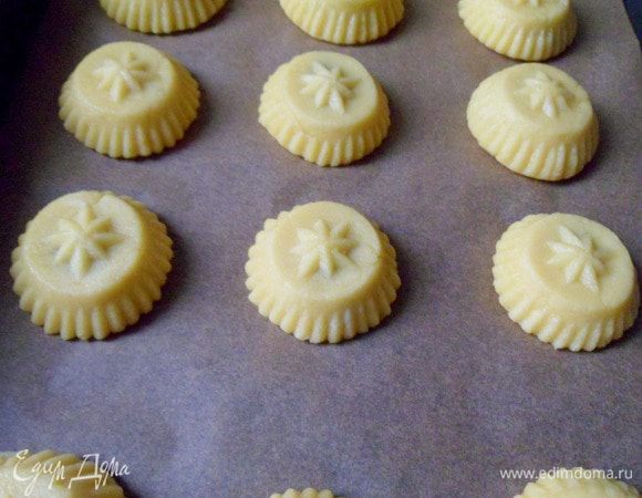 Готовое печенье положить на противень с пек. бумагой, выпекать в разогретой духовке при температуре 180 гр. примерно 30 минут.
