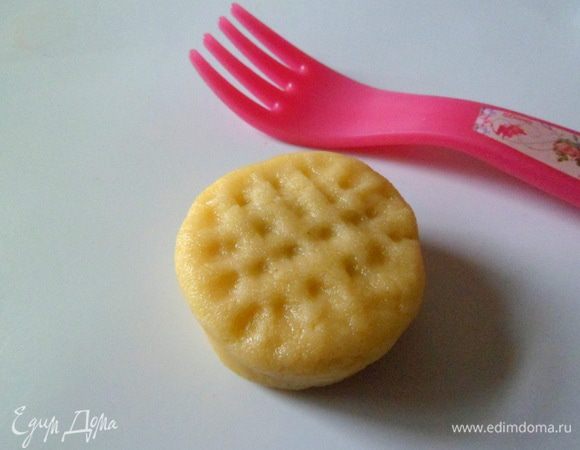 Если нет спец. формовки, не беда, можно из скатанного шарика сделать любую фигурку, желательно приплюснутой формы (чтобы пропеклось), вилкой сделать рисунок.