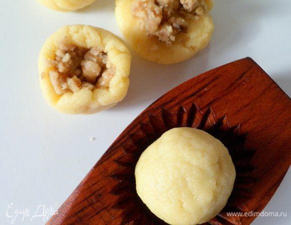 Формуем печенье с ореховой начинкой.