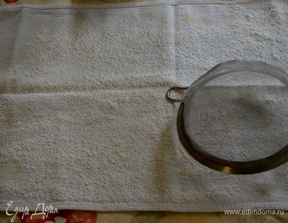 Разогреть духовку до 190 гр.
Противень смазать, выстелить бумагу для выпечки. Смазать бумагу и припылить мукой.
Полотенце кухонное тонкое припылить сахарной пудрой, оставить. Делается это для того, чтобы рулет не пристал к полотенцу.