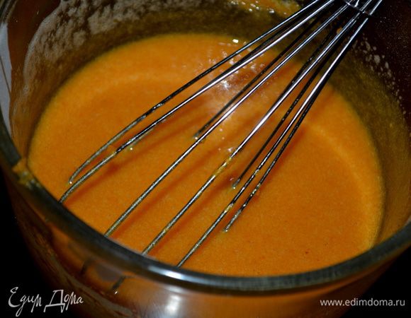 Смешать муку, разрыхлитель, пищев. соду, соль,корицу и гвоздику.
В отдельной посуде смешать яйца и сахар.песок.Добавить тыквен. пюре и перемешать.