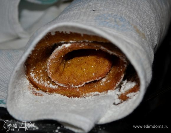 Выпекать примерно 13-15 мин. Если у вас противень темный проверяйте тесто уже на 11-й минуте на готовность.
Готовый бисквит не давая остыть тут же перевернем на приготовленное полотенце с сахарной пудрой. Лучше делать в 4 руки. Снимем сверху бумагу осторожно и завернем в рулет начиная с одного конца к другому, придерживая полотенцем. И дадим остыть.