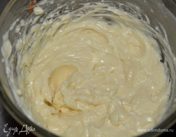 Приготовим начинку пока рулет остывает.
Взбить сливочный сыр с сахарной пудрой, добавить слив. масло и ванилин. Взбивать до однородной мягкой массы. Поставить в холодильник на час.