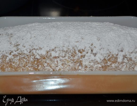 Рулет развернуть и выложить начинку распределяя по всей поверхности ровно. Дети попросили полить немного зигзагом клубничным сиропом сверху /что не идет по рецепту/. Рулет свернуть и посыпать сверху сахарной пудрой по желанию.