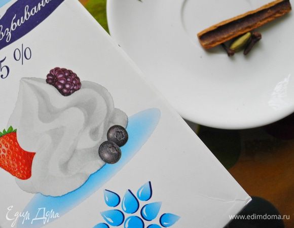 В это время занимаемся приготовлением ганаша. Для приготовления ганаша пряного доведем до кипения смесь из молока, сливок, пряностей и сиропа глюкозы (разумеется, постоянно помешивая). Охладить, процедить. Желатин замочить в холодной воде минут на 10 (я в отдельных мисочках сразу сделала 2 порции для разного вида ганашей). Снова довести смесь до кипения, добавить шоколад, предварительно измельченный, постоянно помешивая. Прибавить замоченный и отжатый желатин. Перемешать и пробить в блендере. Пусть стоит и остывает при комнатной температуре.