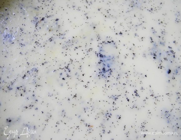 Для ванильного ганаша в смесь из молока, сливок и сиропа глюкозы добавляем палочку ванили, которую предварительно разрежем вдоль. Далее, все повторяем, как и для ганаша пряного. Доводим до кипения, постоянно помешивая. Охлаждаем, процеживаем. Семена из палочки ванили снимаем тупой стороной ножа и добавляем в молочно-сливочную смесь. Снова доводим смесь до кипения, добавляем белый шоколад, а затем желатин, постоянно помешивая. Пробиваем смесь в блендере. Остужаем. 