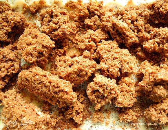 Пока остужается ганаш из белого шоколада возьмем форму, в которой будем делать нашу клумбу и на дно положить кусочки штрейзеля. У меня была одна большая форма и несколько маленьких. 