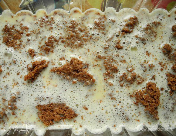 Остывший ванильный ганаш выкладываем, а вернее, выливаем на штрейзель, затем ставим в морозилку минут на 20. Ванильный слой должен схватиться за это время. 
Затем достаем и заливаем пряным ганашом.