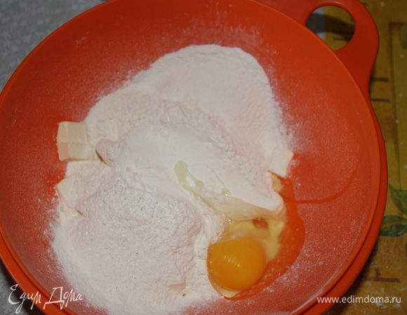 Добавляем муку, соль, яйцо и замешиваем тесто.